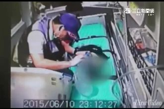 慈母一秒變狠母！怒將男嬰丟入池中