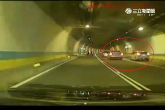 兩車互尬飆進隧道　害前車慘撞上牆壁