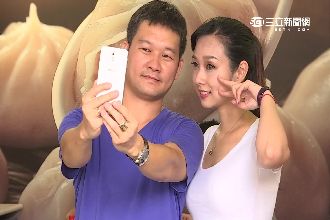 湯包老闆娘超「胸」　猜拳贏她獲香吻