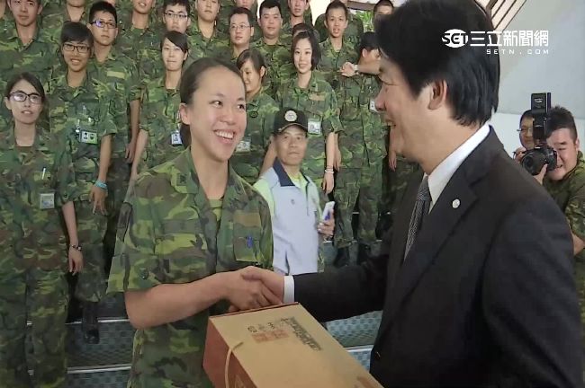 賴清德八軍團「勞軍」　女兵：想抱他