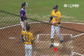 許基宏漏踩本壘板　隊友送腳踏墊練習