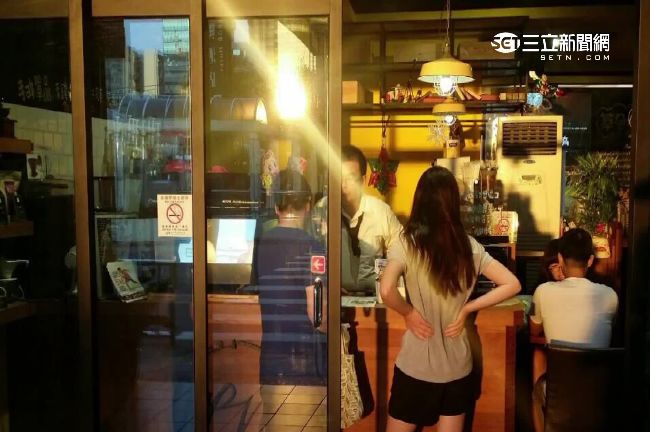帷幕反光刺眼　店家受不了竟無法可管
