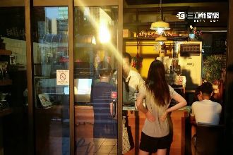 帷幕反光刺眼　店家受不了竟無法可管