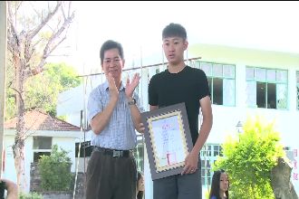 嬤推輪椅送老伴急救　熱心學生助就醫