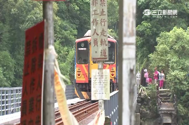 探平溪秘境漫步鐵軌　全是旅遊書教的