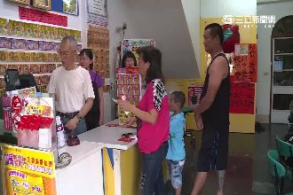 遇水則發！男幸運刮中500萬刮刮樂