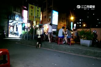 獨／冰店生意太好　桌椅擺到安全島