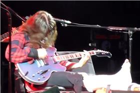 foo fighter,斷腿,演唱會　圖／翻攝自YouTube