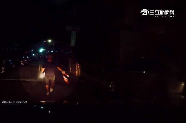馬路暴走男！手持美工刀、拖把打警察