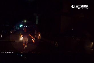 馬路暴走男！手持美工刀、拖把打警察