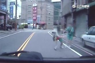 你死就是我的！男童為平板推同學撞車