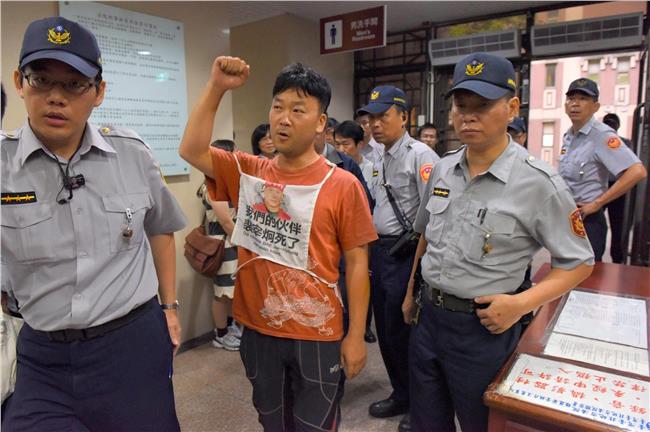 警方違法逮捕！韓國工人當庭釋放