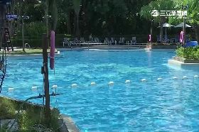 a闖泳池跳水1800