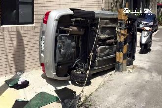 大開眼界！轎車遭追撞　側翻卡進縫隙