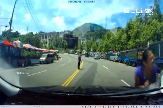 情侶自撞靜止車輛　毫髮無傷尷尬離去