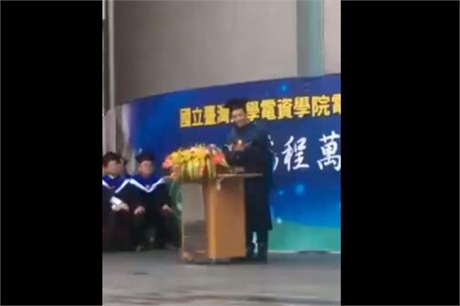 RAP唸畢業致詞　台下觀眾高潮啦！