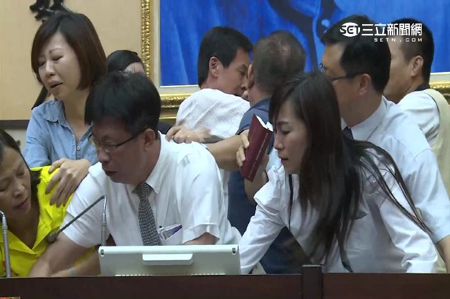 影／南市議會變擂台　議員爆推擠衝突