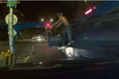 影／熱到忍不住～駕駛站車外單腳開車