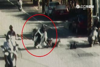 好神！機車對撞翻180度倒立路中央