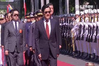 馬英九閱兵前先罰站　女兵這動作害的