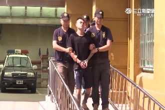 弱！惡少持槍掃射耍狠　警逮人卻躲廁