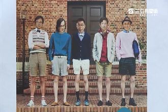 柯P短褲這樣穿　蘿蔔腿大叔變型男