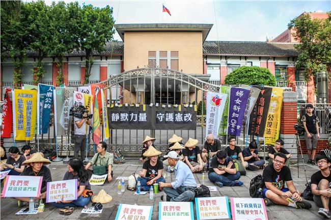修憲破局　島國前進今包圍國民黨黨部