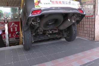 錯把樓梯當車道　小黃運將卡住超糗
