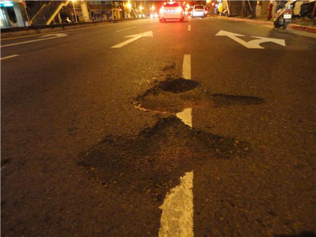 「瀝青姊」鋪路行善　雙北急喊別再來