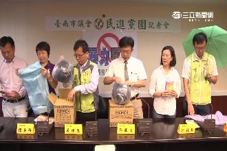 批評藍議員潑水　綠營送全副「雨」裝