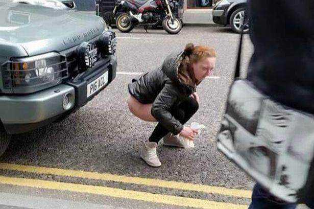 英女當街脫褲如廁　脫序行為引發熱議