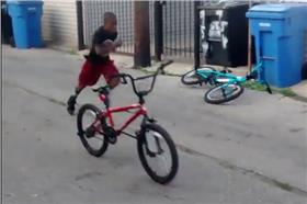 打帶跑／Facebook Young Paris
https://www.facebook.com/youngparis/videos/341580135990038/