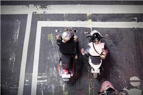 機車／flickr－Luke Ma
（https://www.flickr.com/photos/lukema/8052507762/in/photolist-dgzd1J-5nTuMf-5nTuwU-5nTtWW-5nPdWV-5nTt5J-5nTsDQ-5nTsfS-5nTrD1-tHRXWZ-rv5gmA-qAnrB7-nsUh8o-nsUwvD-pzF3ay-pzF353-pxEx2Q-pzGX8D-pidF98-pzqPw4-pzGX1p-pidF1n-pidEYZ-pidEVH-pzGWQK-pwQ6iG-pKaBP8-89X9pe-pQHxXp-oU6NdN-8958WG-sN5hU8-sN5hFH-sMWm6o-s8wqCG-sN5hbp-t5wMec-sMXDuS-s8wq3d-sMXD9w-sN5gKp-s8wo2j-s8Hmgx-naRp7F-21f46c-9DceCU-7cybWN-6dHCYd-brnM9A-etzcx）