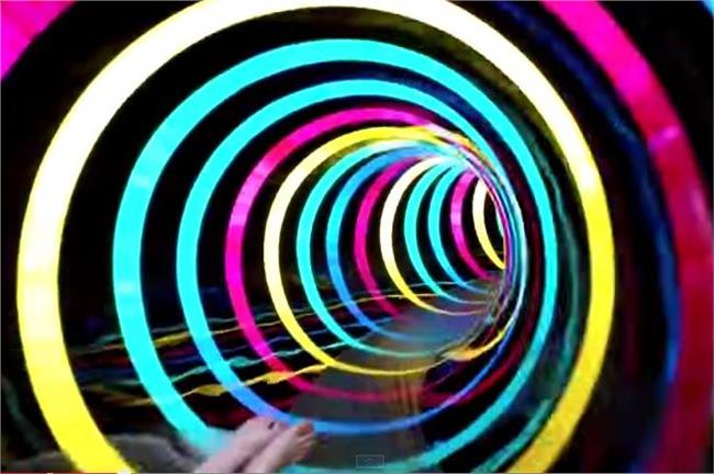 LED炫光滑水道　讓人如置太空中