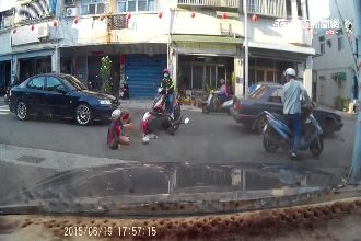 機車違規鑽車縫　2分鐘連出2車禍！