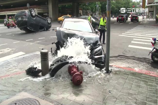 賓士撞車削斷消防栓　大熱天「淹水」