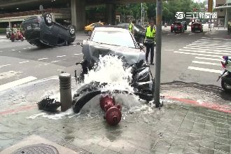 賓士撞車削斷消防栓　大熱天「淹水」