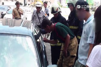 一時疏忽…男嬰遭父母反鎖車內險熱死