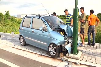 先生喝酒上路撞電線桿　妻送醫仍命危