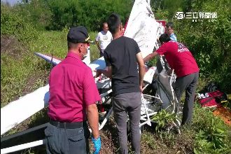 輕航機失控迫降　駕駛大腿骨折送醫