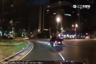 仁愛圓環2車撞一團！網友酸：一對寶