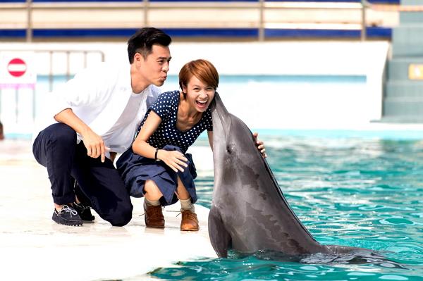 「滿嘴魚腥味」竇智孔與海豚玩親親