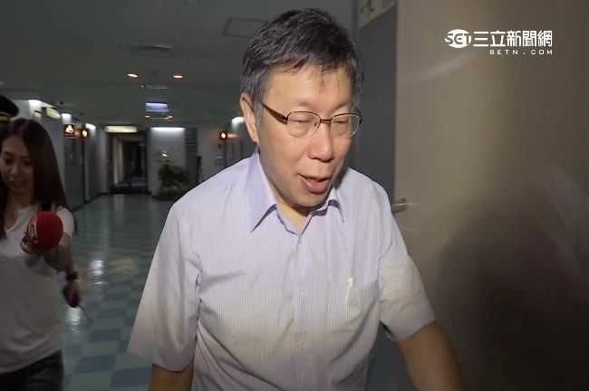 時間不夠！柯P打破慣例把公文帶回家