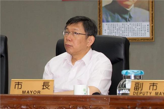 吼～抓到了！柯P開會偷用臉書發文