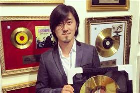 金曲26演唱類最佳專輯製作人獎 圖／翻攝自荒井壯一郎臉書