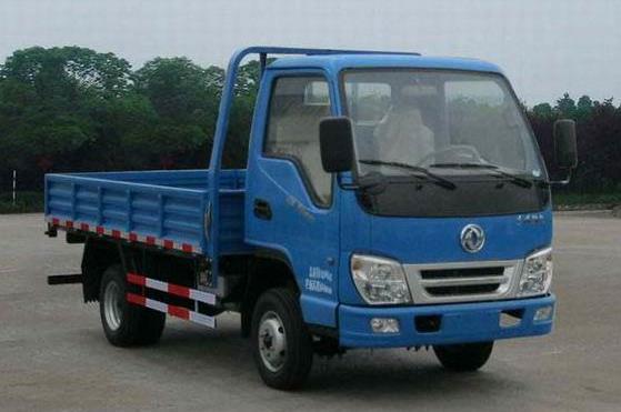 小貨車變「垃圾車」　邊開邊丟險砸人
