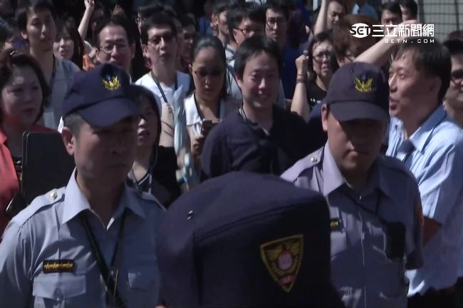 鴻海遭勞團踢館　僅隔「警察牆」互嗆