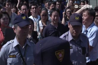 鴻海遭勞團踢館　僅隔「警察牆」互嗆