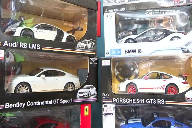 皮椅仿真、車門可開　模型車也有等級
