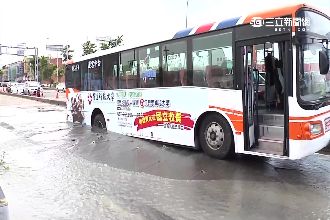 水管爆裂釀路塌　公車開過陷入大坑